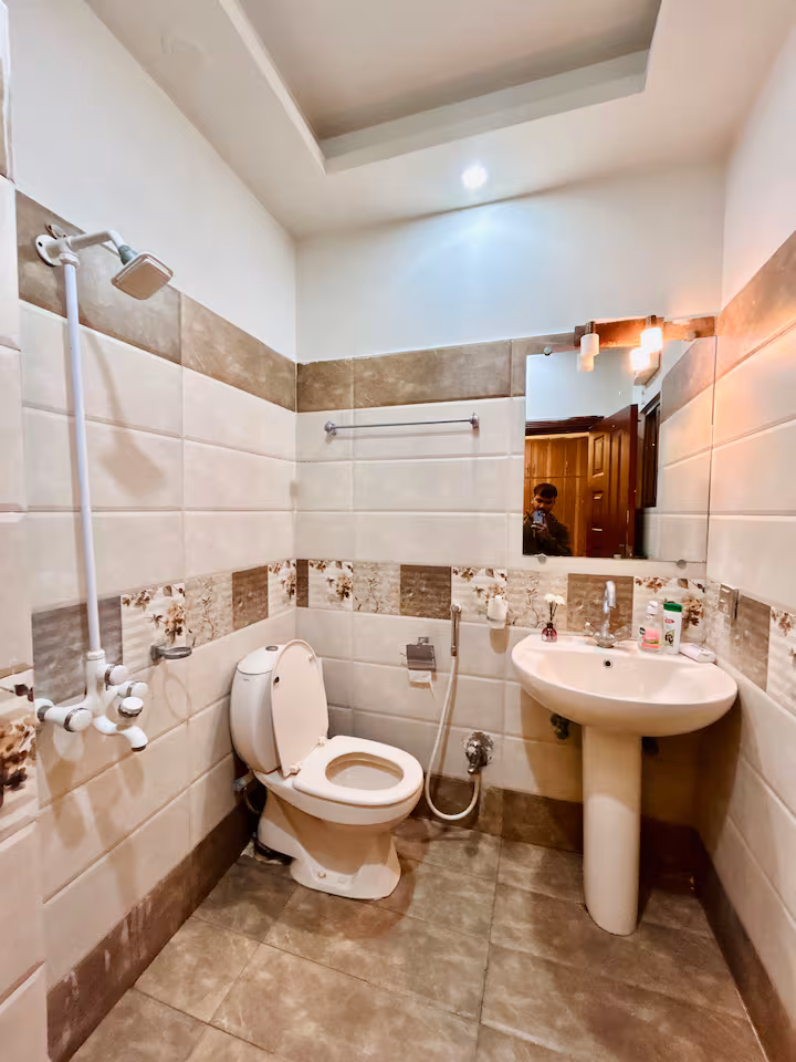 Bathroom decor with vase and flowers