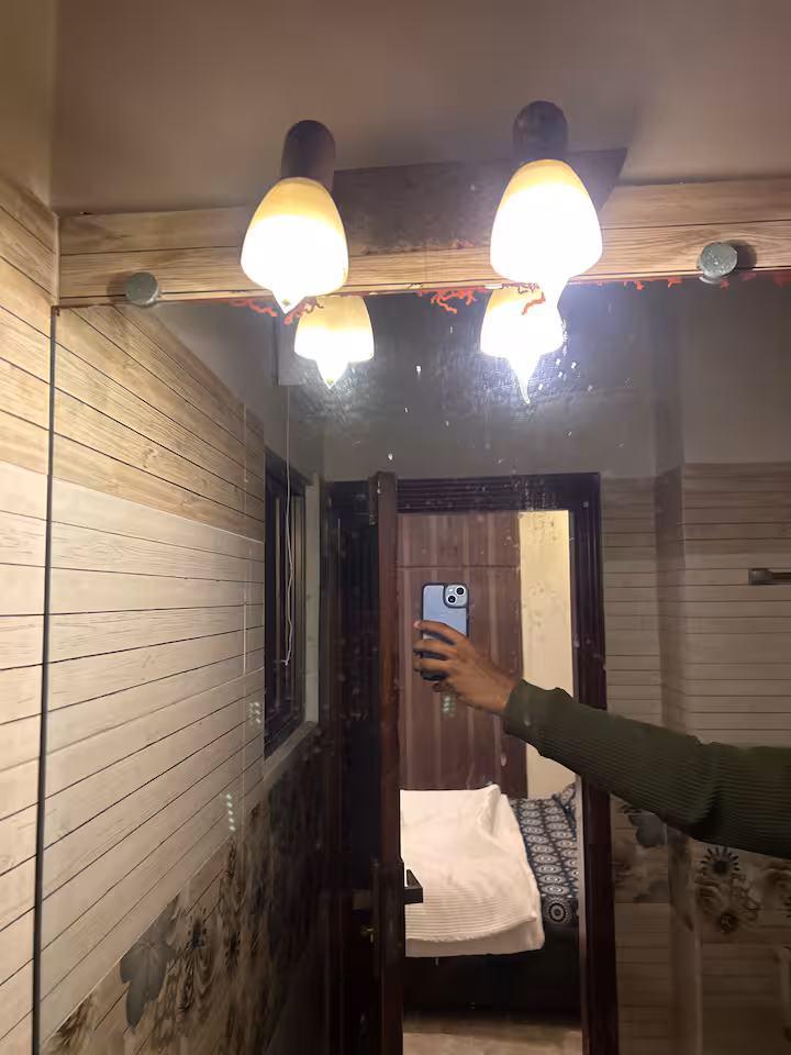 Mirror and vanity lighting